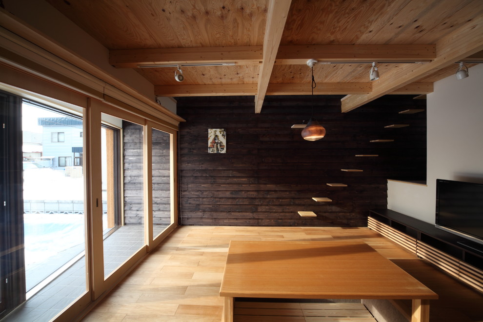 Modelo de salón de estilo zen sin televisor con paredes multicolor y suelo de madera clara