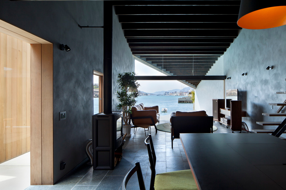Cette image montre un salon design ouvert avec un poêle à bois et un téléviseur indépendant.