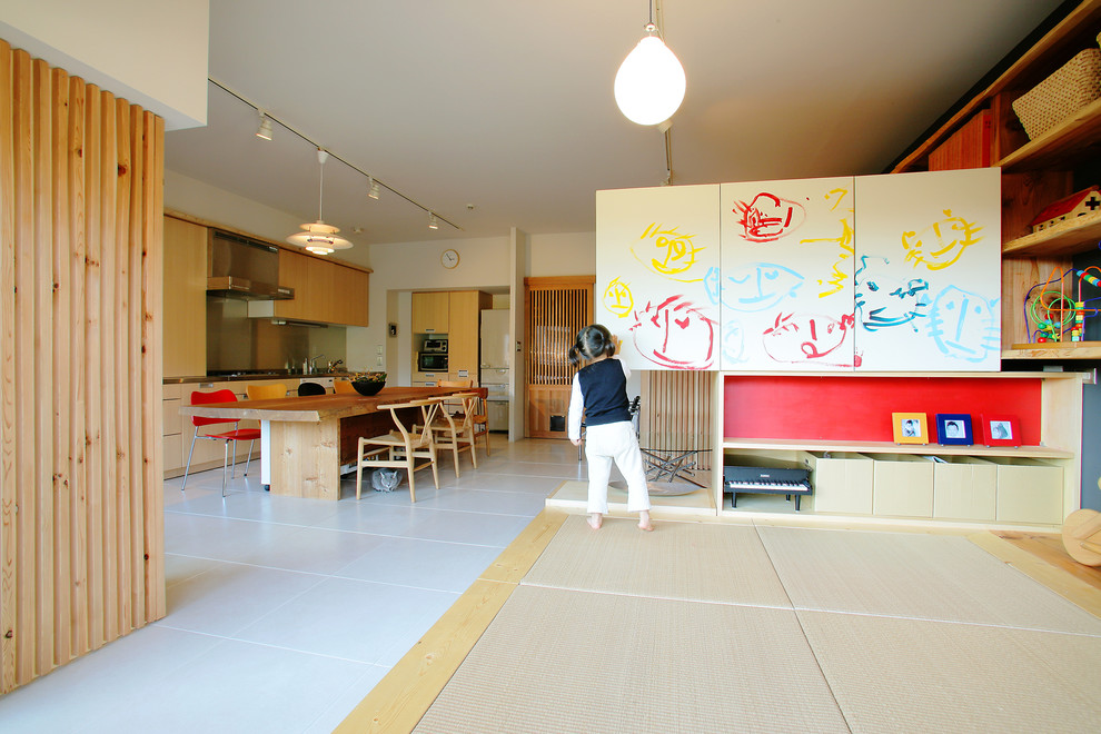 Offenes Asiatisches Wohnzimmer mit weißer Wandfarbe, Tatami-Boden und beigem Boden in Tokio