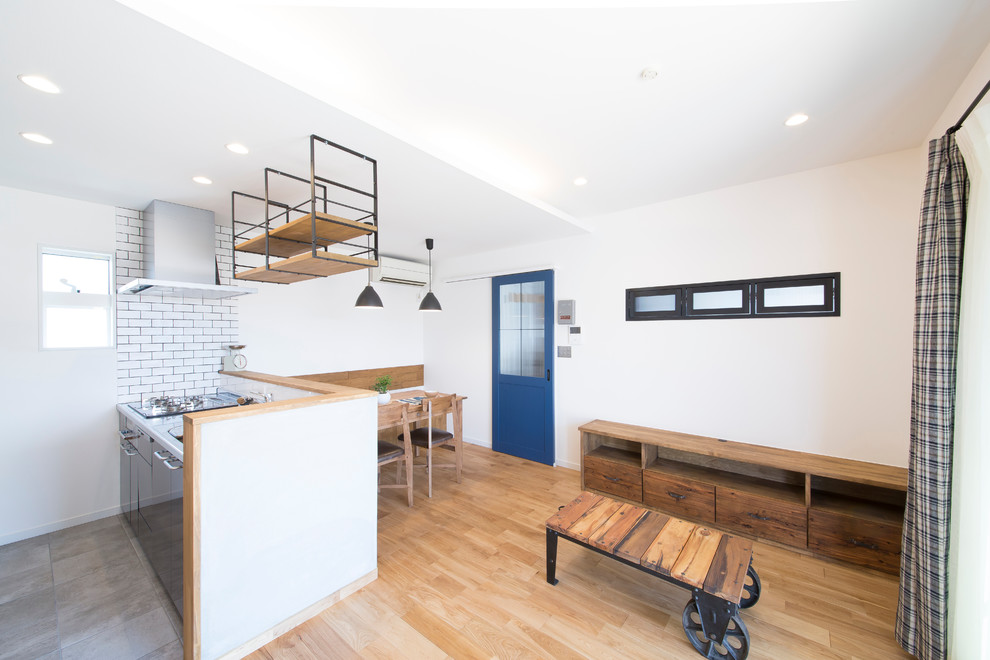 Offenes Skandinavisches Wohnzimmer mit weißer Wandfarbe und hellem Holzboden in Kyoto