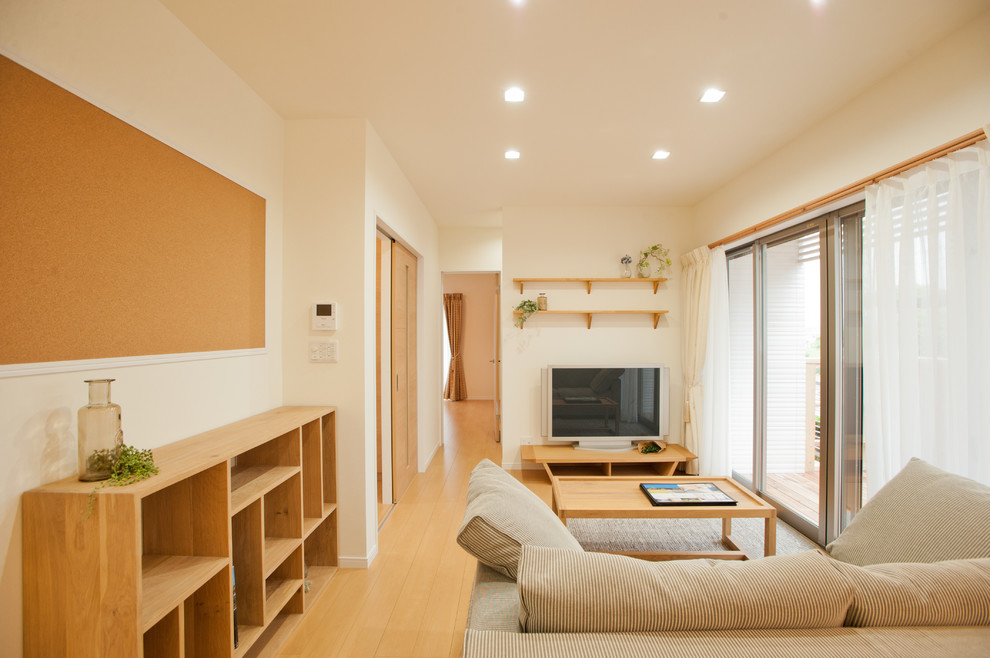 Idee per un piccolo soggiorno chic chiuso con pareti bianche, pavimento in legno massello medio, nessun camino, TV autoportante e pavimento marrone