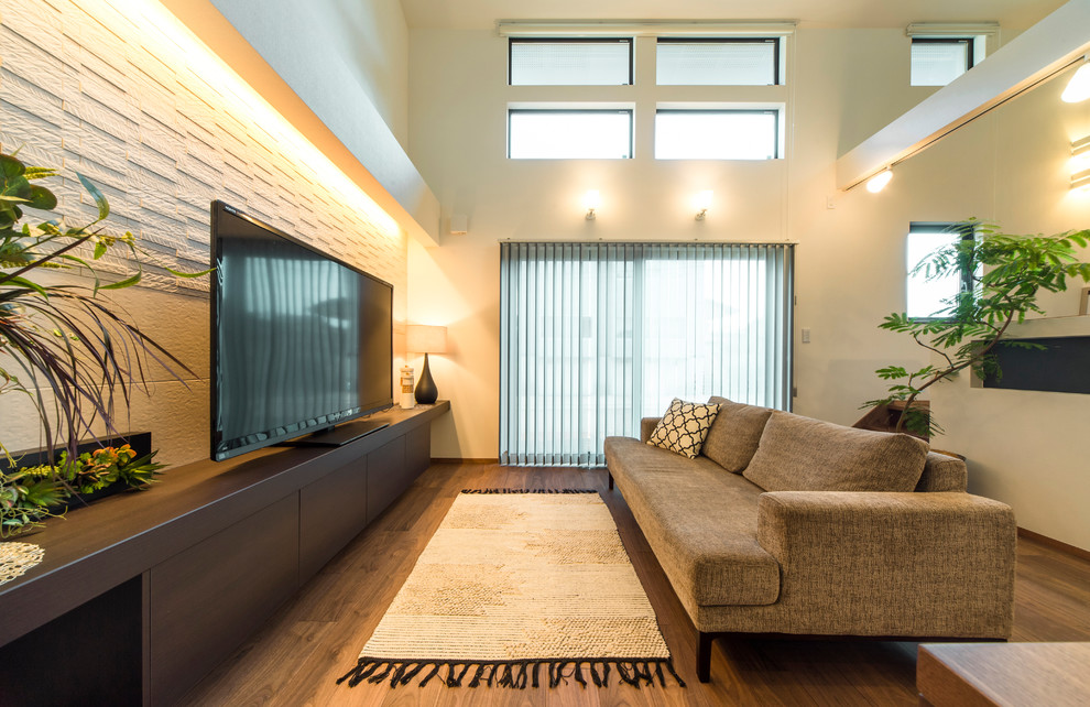 Foto de salón abierto minimalista grande con paredes blancas, suelo de madera oscura, televisor independiente y suelo marrón