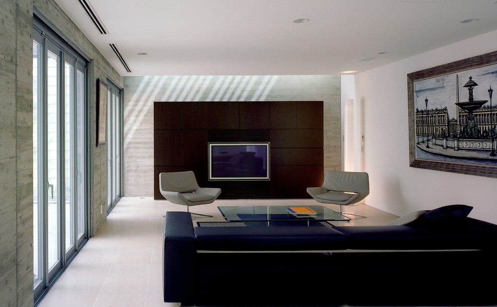 Inspiration pour un salon minimaliste avec un mur multicolore, un téléviseur encastré et aucune cheminée.