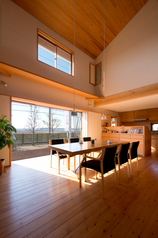 Modelo de salón moderno sin chimenea con paredes beige, suelo de madera en tonos medios y suelo beige