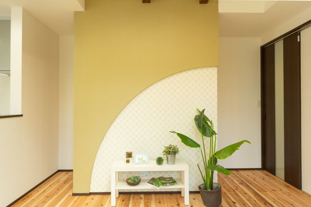 Aménagement d'un salon ouvert avec un mur vert, parquet clair, aucune cheminée, un téléviseur indépendant, un sol beige, un plafond en papier peint et du papier peint.