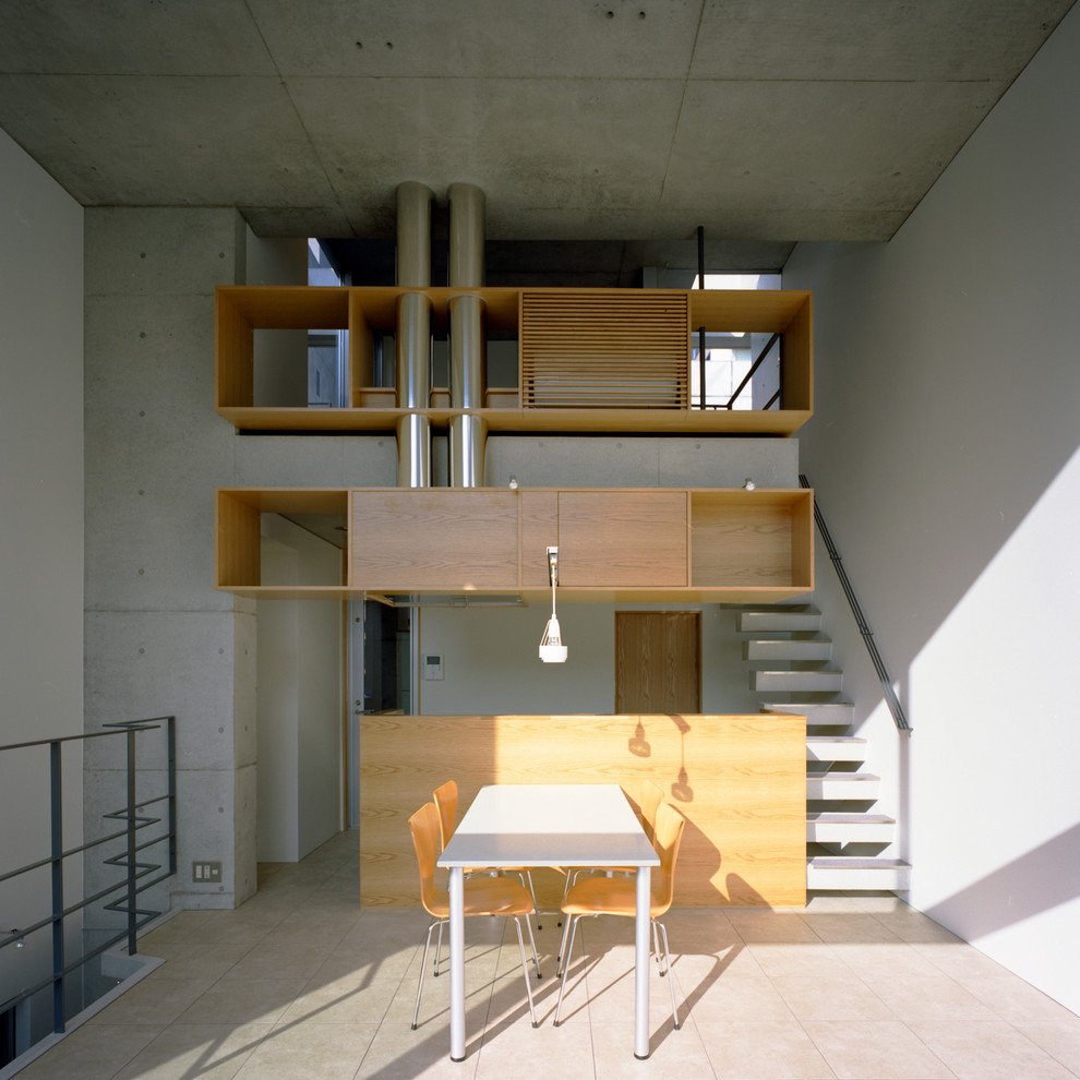 Imagen de salón abierto minimalista pequeño sin chimenea con paredes blancas, suelo beige, marco de chimenea de yeso y suelo de baldosas de terracota