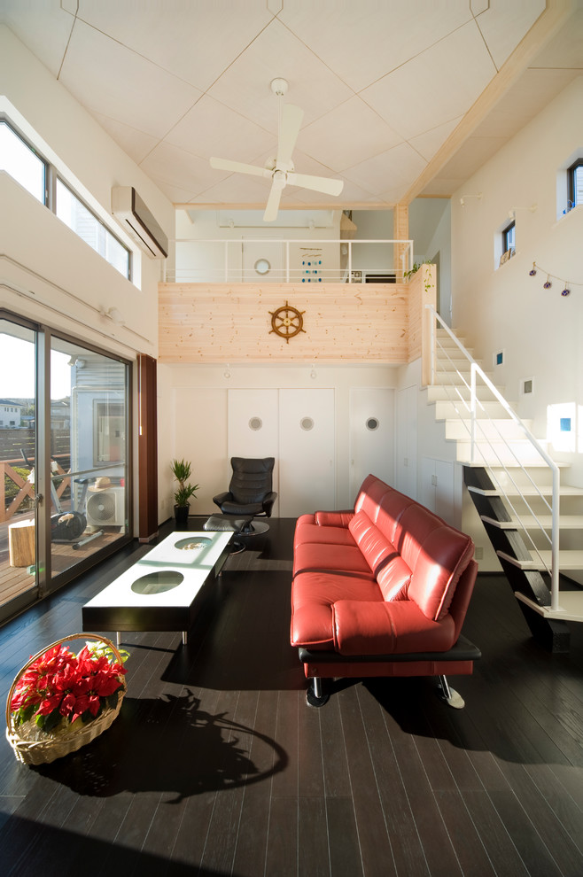Immagine di un soggiorno design con pareti bianche, pavimento in legno verniciato e pavimento marrone