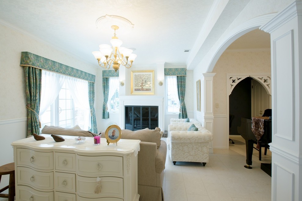 На фото: парадная, изолированная гостиная комната среднего размера в классическом стиле с белыми стенами, полом из фанеры, стандартным камином, фасадом камина из плитки, скрытым телевизором и белым полом с