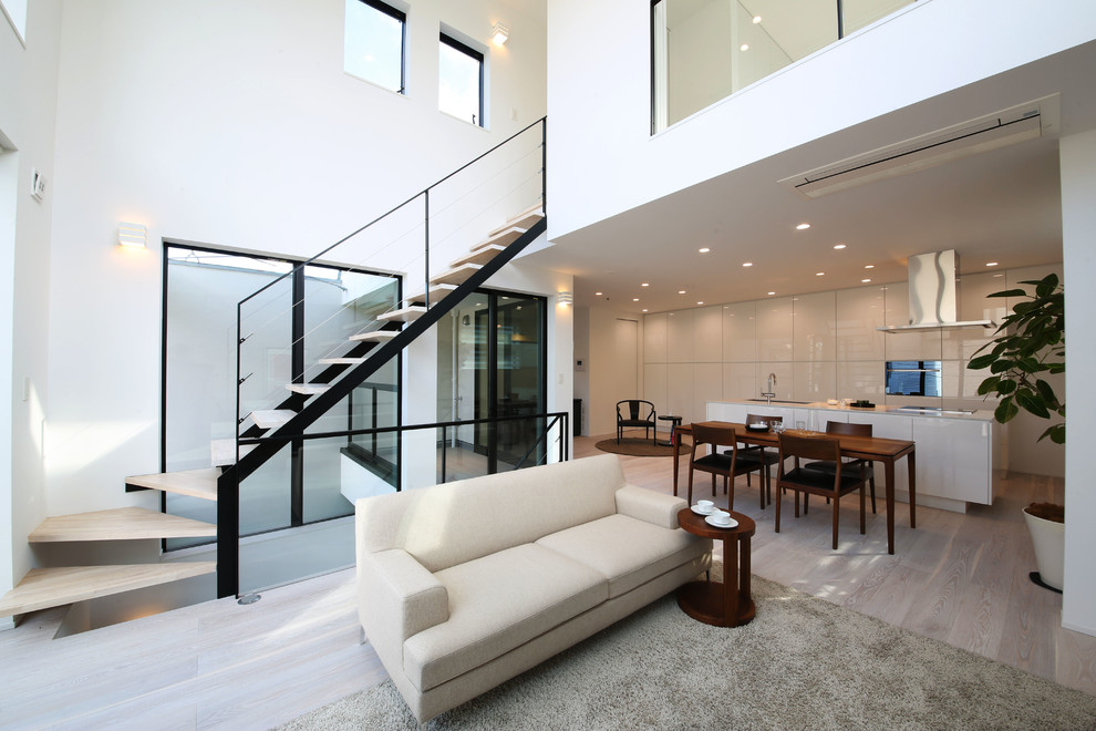 Großes, Offenes Modernes Wohnzimmer ohne Kamin mit weißer Wandfarbe und Teppichboden in Tokio