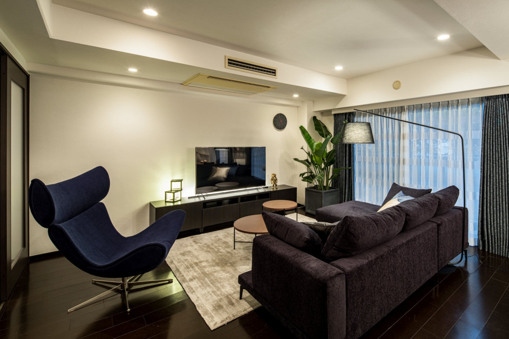 Immagine di un soggiorno minimalista di medie dimensioni e aperto con pareti bianche, parquet scuro e TV autoportante