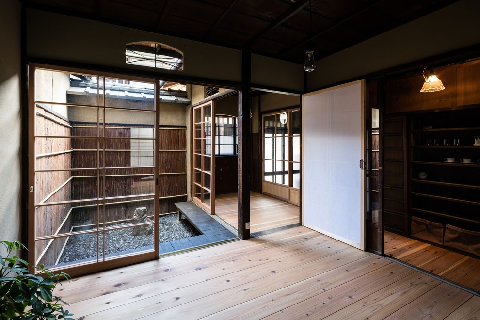 京都にある小さな和風のおしゃれなLDK (ベージュの壁、淡色無垢フローリング、暖炉なし、茶色い床、据え置き型テレビ) の写真