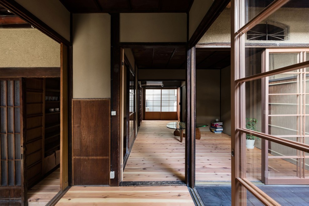 Imagen de salón abierto de estilo zen pequeño sin chimenea con paredes beige, suelo de madera clara, suelo marrón y televisor independiente
