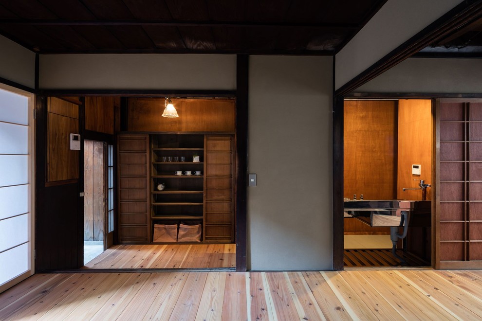 Inspiration pour un petit salon asiatique ouvert avec un mur beige, parquet clair, aucune cheminée, un sol marron et un téléviseur indépendant.