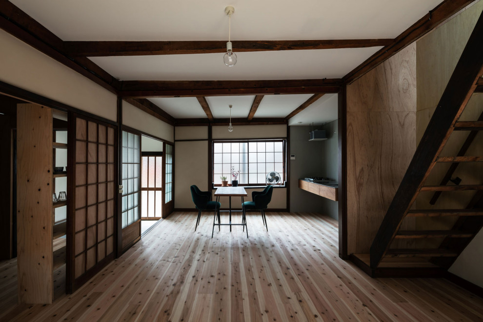 Kleines, Fernseherloses, Offenes Shabby-Look Wohnzimmer mit weißer Wandfarbe, hellem Holzboden, beigem Boden, Holzdielendecke und Holzdielenwänden in Kyoto