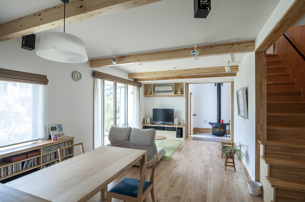Asiatisches Wohnzimmer mit weißer Wandfarbe, hellem Holzboden und braunem Boden in Tokio Peripherie