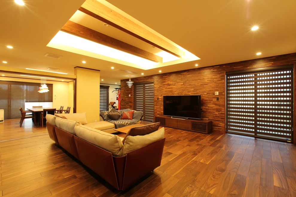 Immagine di un soggiorno moderno aperto con pareti viola, parquet scuro, TV autoportante e pavimento marrone