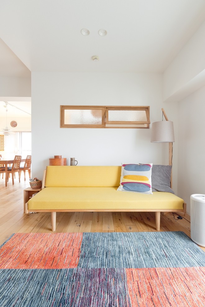 Идея дизайна: открытая гостиная комната в скандинавском стиле с белыми стенами, паркетным полом среднего тона и бежевым полом