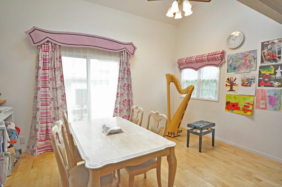 На фото: открытая гостиная комната среднего размера с белыми стенами, кирпичным полом, отдельно стоящим телевизором и коричневым полом с