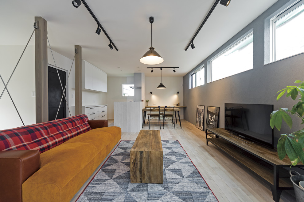 Ispirazione per un piccolo soggiorno industriale aperto con pareti grigie, pavimento in legno verniciato, TV autoportante e pavimento grigio