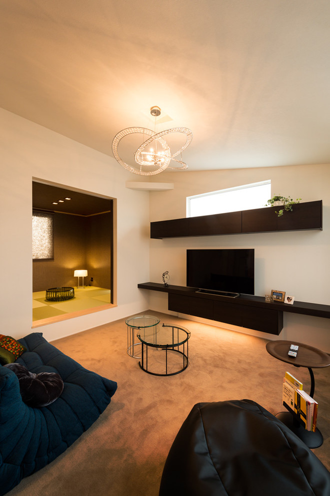 Foto de salón minimalista con paredes blancas, moqueta, televisor independiente y suelo gris