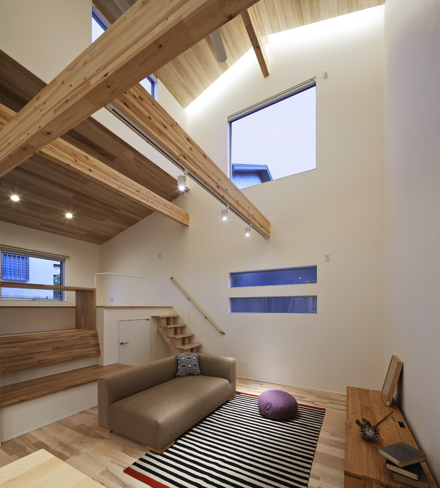 Diseño de salón abierto escandinavo de tamaño medio sin chimenea con paredes blancas y suelo de madera clara