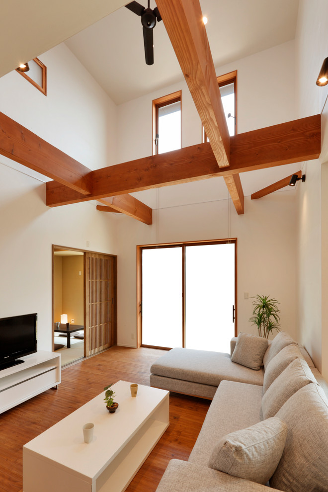 Inspiration pour un salon rustique ouvert avec un mur blanc, un sol en bois brun, un téléviseur indépendant et un sol marron.