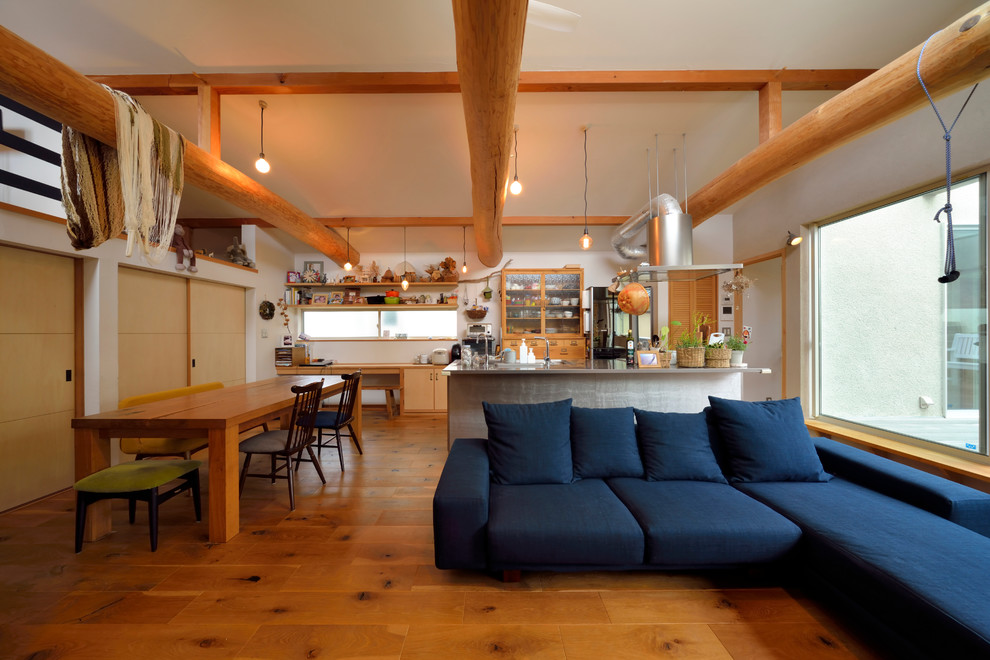 Asiatisches Wohnzimmer mit weißer Wandfarbe und braunem Holzboden in Yokohama