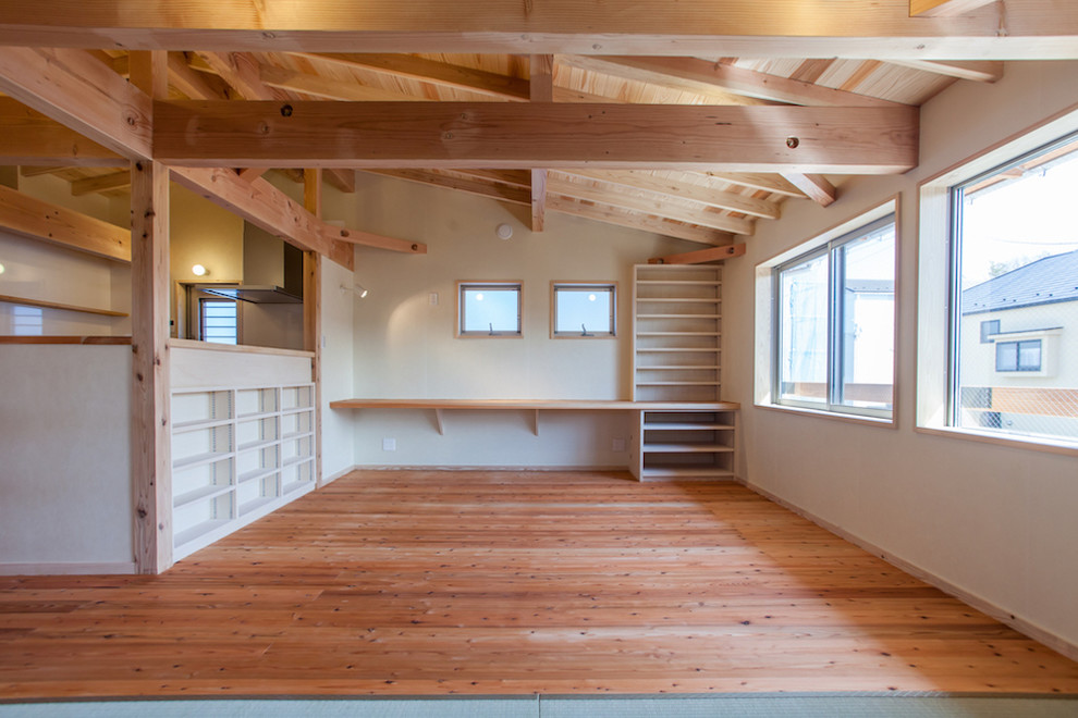 Modelo de salón abierto rural de tamaño medio sin chimenea con paredes beige, suelo de madera oscura, televisor independiente y suelo rojo