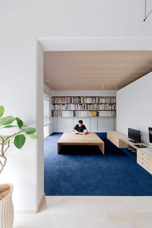 Foto di un soggiorno chiuso con pareti bianche, moquette e pavimento blu