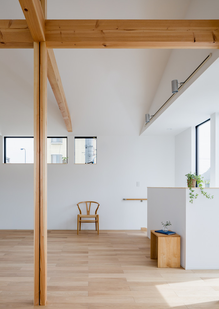 Asiatisches Wohnzimmer mit weißer Wandfarbe und hellem Holzboden in Tokio Peripherie