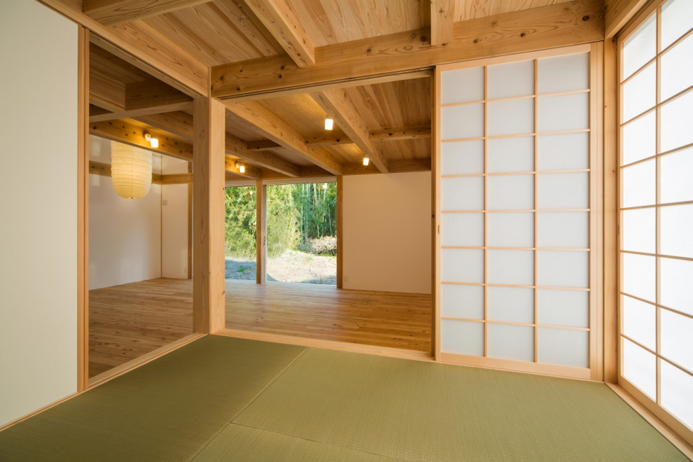 京都にあるラグジュアリーな中くらいな和風のおしゃれなLDK (白い壁、淡色無垢フローリング) の写真