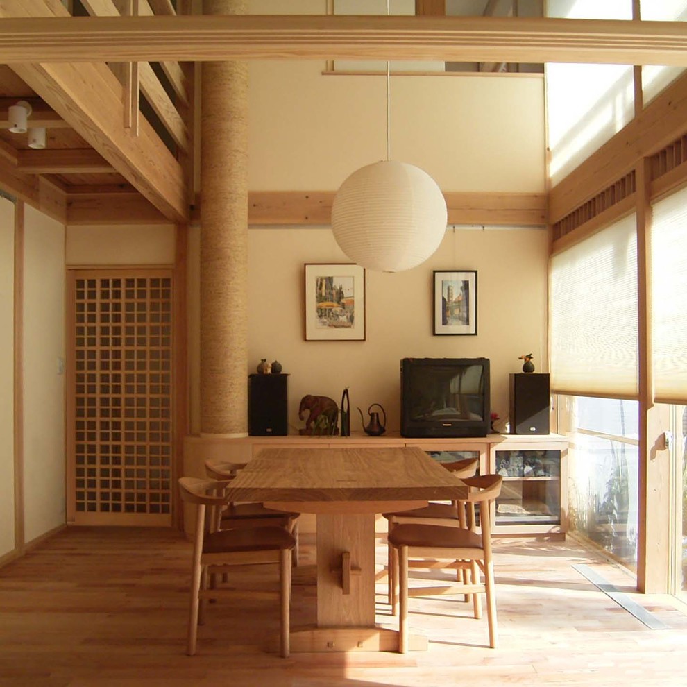 Ispirazione per un soggiorno etnico di medie dimensioni e aperto con pareti beige e pavimento in legno massello medio