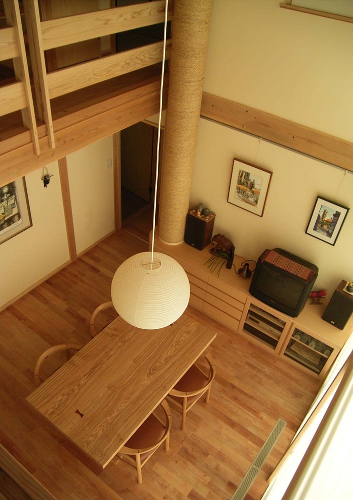 На фото: открытая гостиная комната среднего размера в восточном стиле с бежевыми стенами и светлым паркетным полом