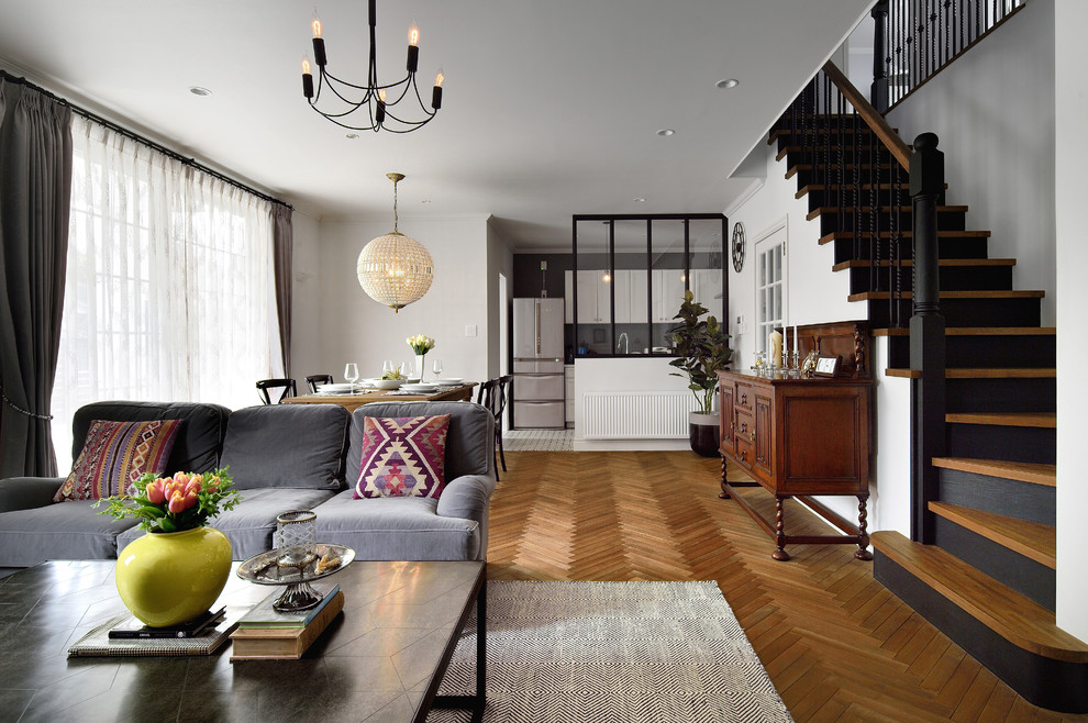 Offenes Klassisches Wohnzimmer mit braunem Holzboden, braunem Boden und weißer Wandfarbe in Tokio