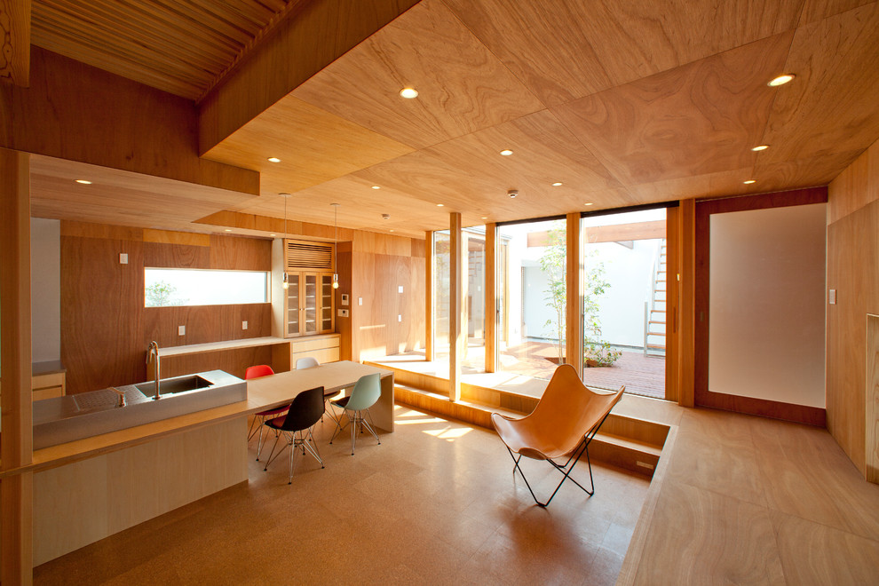 Пример оригинального дизайна: открытая гостиная комната среднего размера в восточном стиле с коричневыми стенами и коричневым полом
