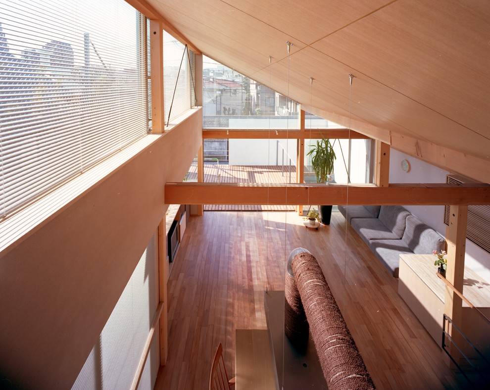Idee per un soggiorno minimalista di medie dimensioni e aperto con pareti bianche, pavimento in legno massello medio, nessun camino, TV autoportante e pavimento marrone