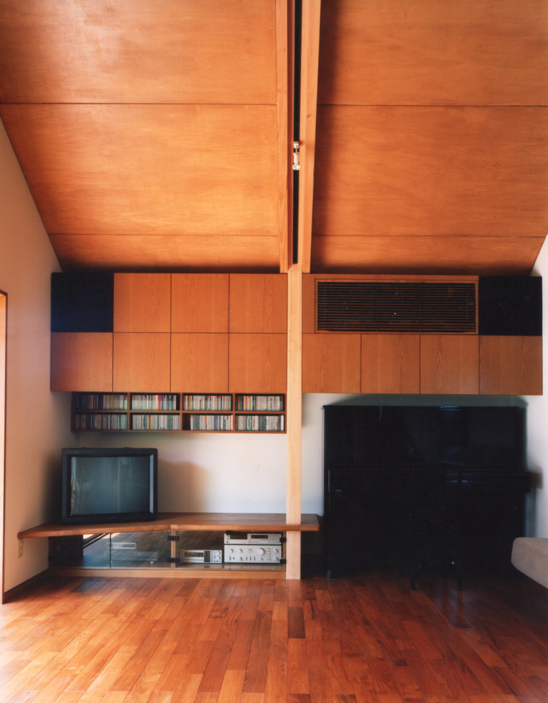 Пример оригинального дизайна: открытая гостиная комната среднего размера в восточном стиле с музыкальной комнатой, белыми стенами, паркетным полом среднего тона, отдельно стоящим телевизором и коричневым полом без камина