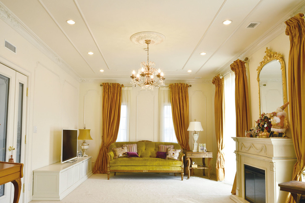 Источник вдохновения для домашнего уюта: гостиная комната в викторианском стиле с белыми стенами, отдельно стоящим телевизором и бежевым полом