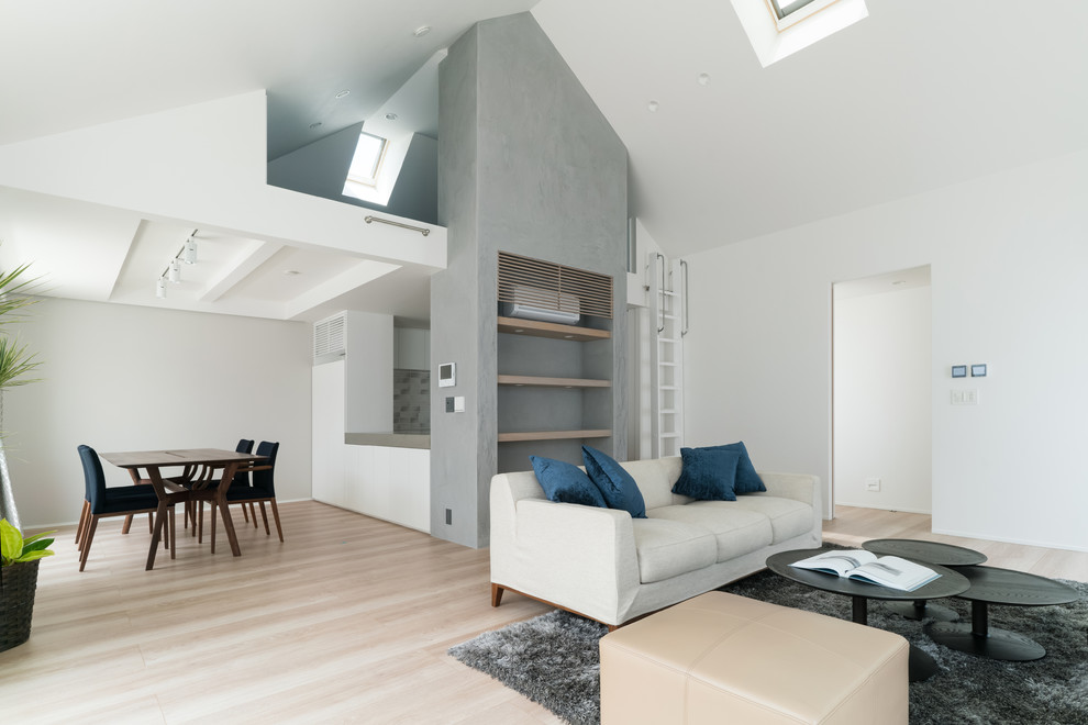 Foto di un soggiorno moderno aperto con pareti multicolore, pavimento in legno verniciato e pavimento beige