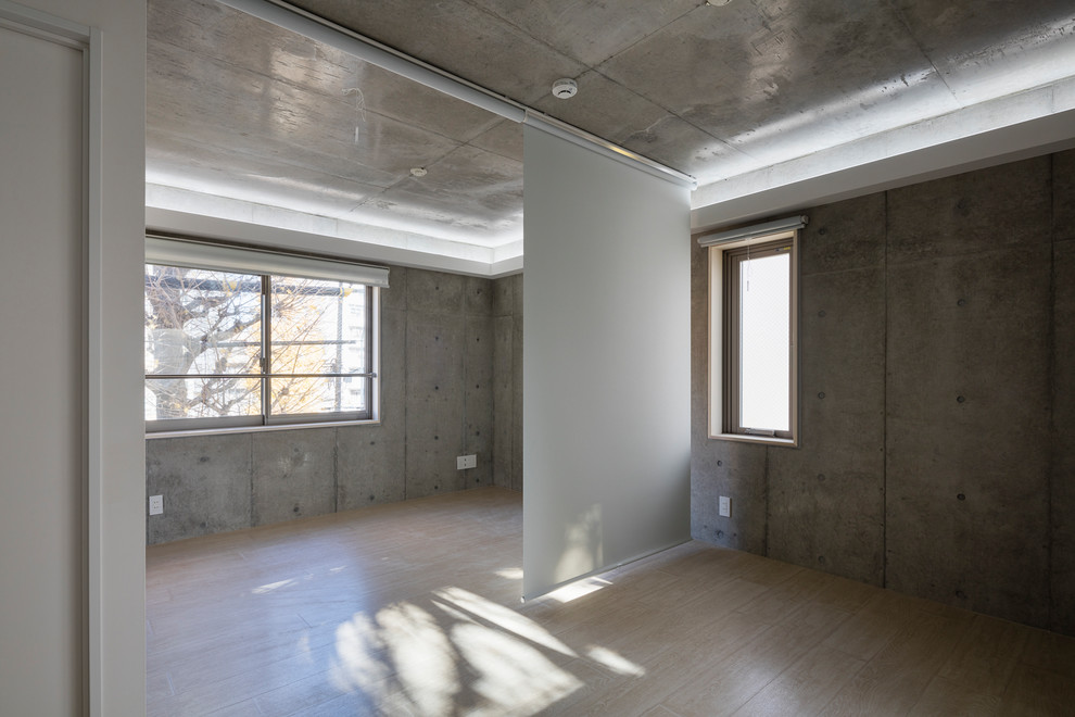 Bild på ett mellanstort funkis allrum med öppen planlösning, med grå väggar, vinylgolv och rosa golv