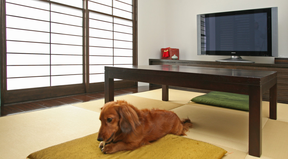This is an example of a world-inspired living room in Other with white walls, tatami flooring and yellow floors.