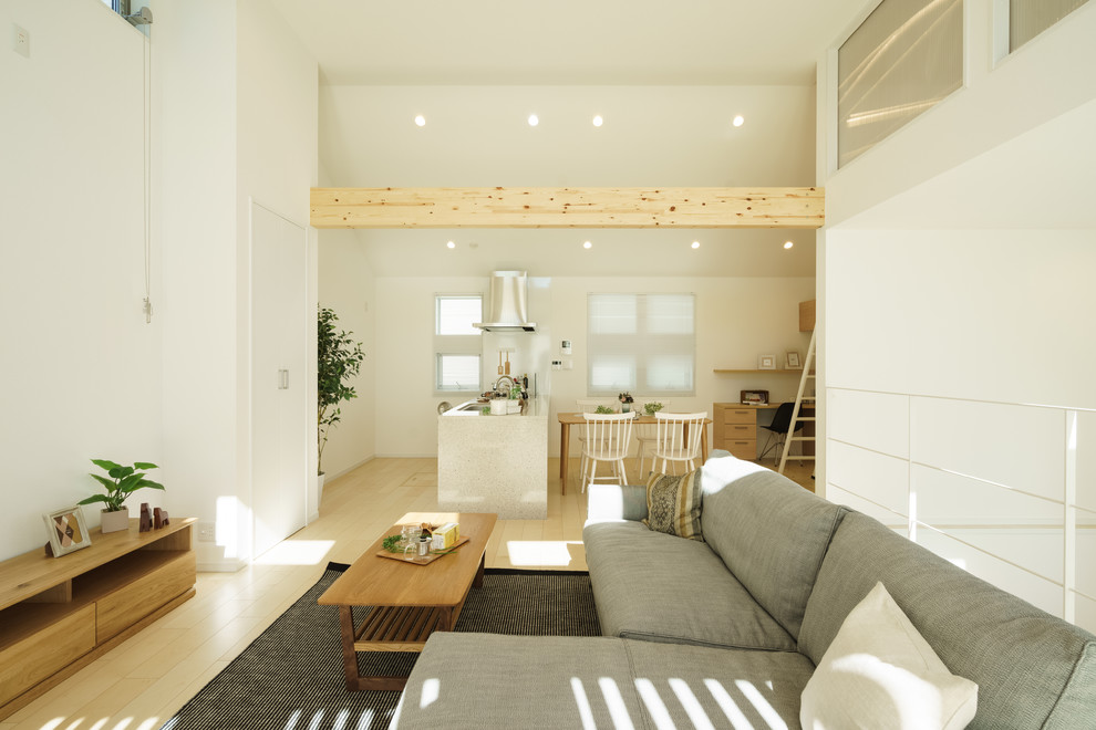 Свежая идея для дизайна: открытая гостиная комната в восточном стиле с белыми стенами, светлым паркетным полом и коричневым полом - отличное фото интерьера