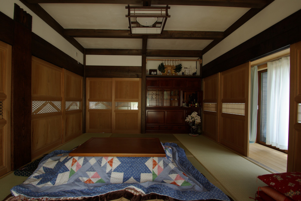 Idées déco pour un grand salon asiatique ouvert avec une salle de réception, un mur beige, un sol de tatami, aucune cheminée, un téléviseur dissimulé, un sol vert et un plafond en lambris de bois.