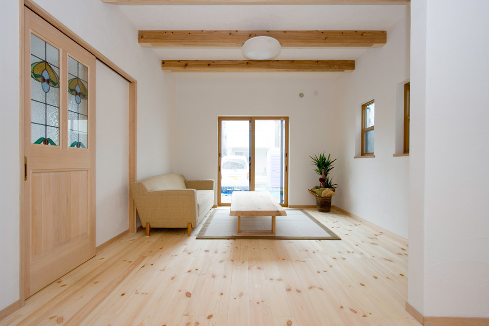 Inspiration för ett funkis vardagsrum, med vita väggar, ljust trägolv och beiget golv