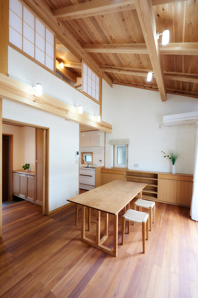 Imagen de salón abierto y abovedado de estilo zen con paredes blancas, suelo de madera en tonos medios y suelo marrón