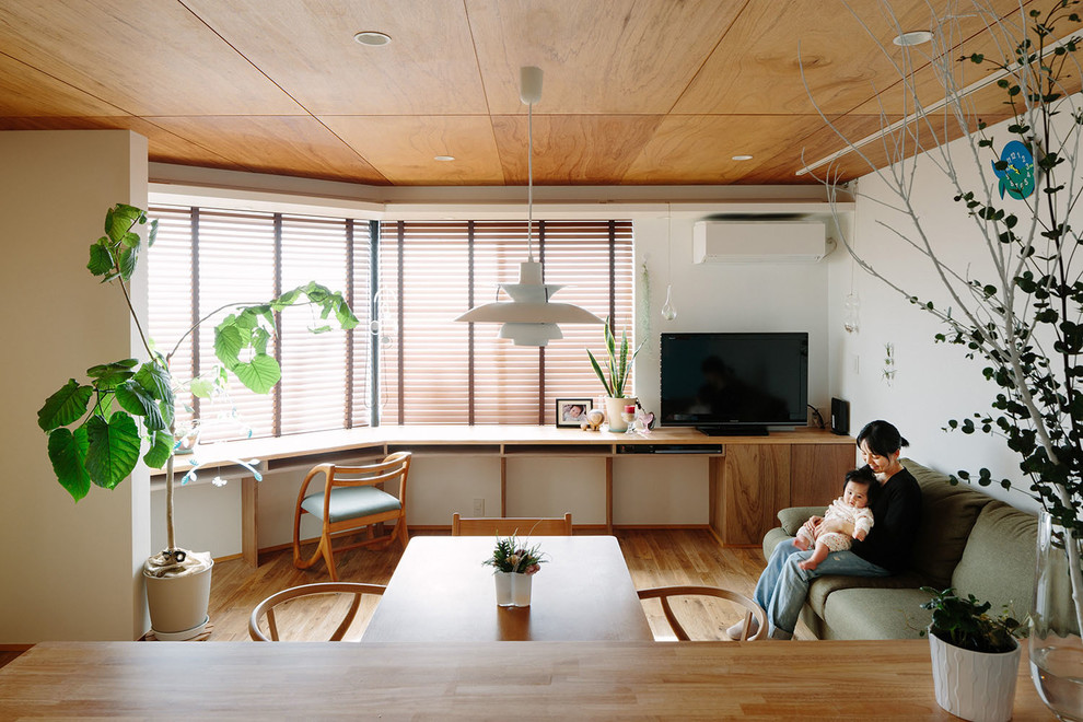 Идея дизайна: гостиная комната в скандинавском стиле с отдельно стоящим телевизором