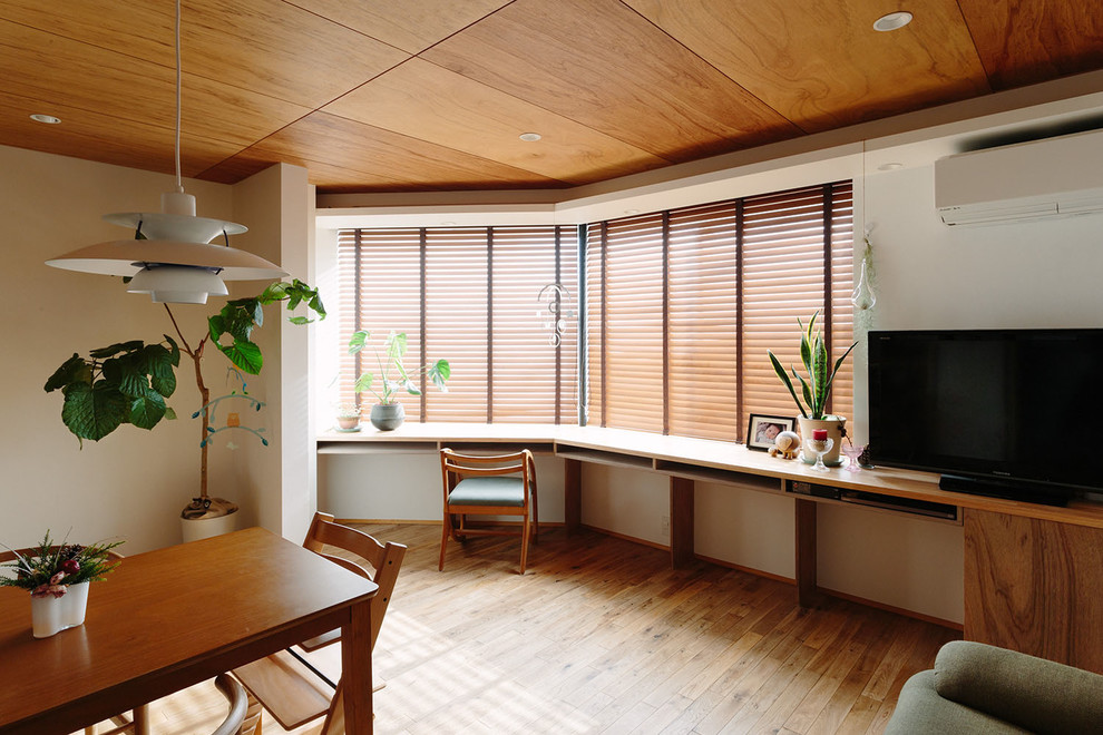 Пример оригинального дизайна: гостиная комната в скандинавском стиле с отдельно стоящим телевизором