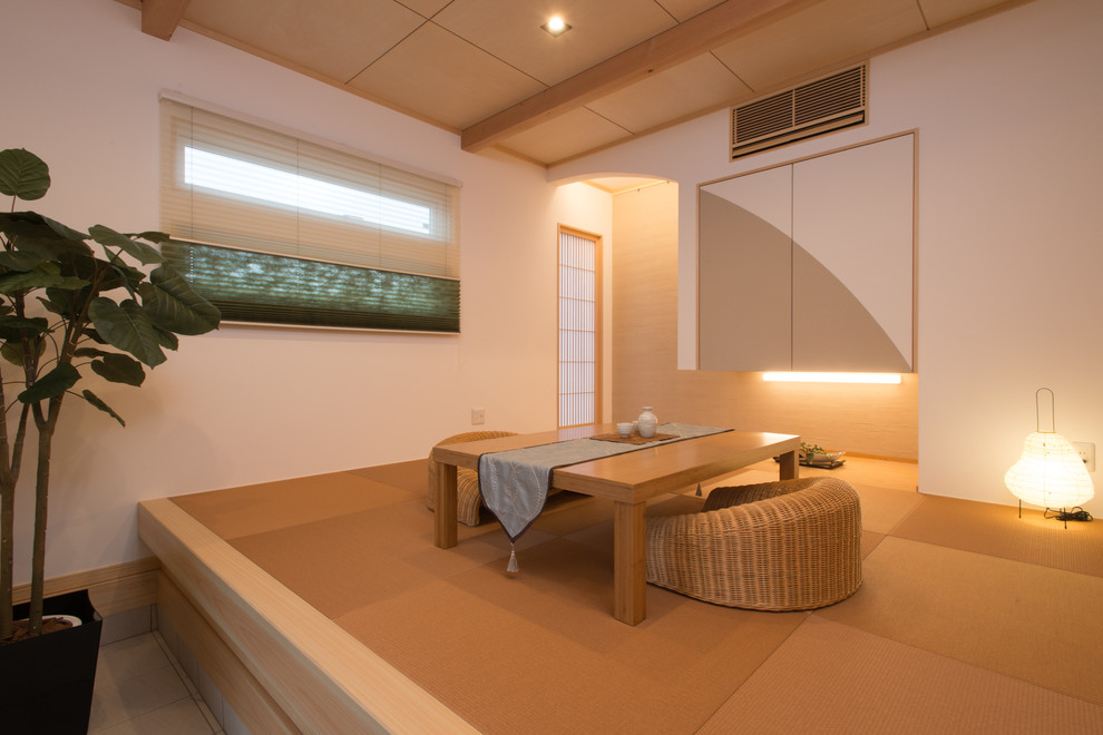 Imagen de salón cerrado de estilo zen pequeño sin chimenea y televisor con paredes blancas y suelo marrón