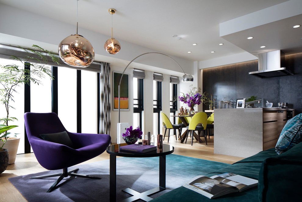 Idee per un ampio soggiorno minimal con pareti multicolore, parquet chiaro e pavimento marrone