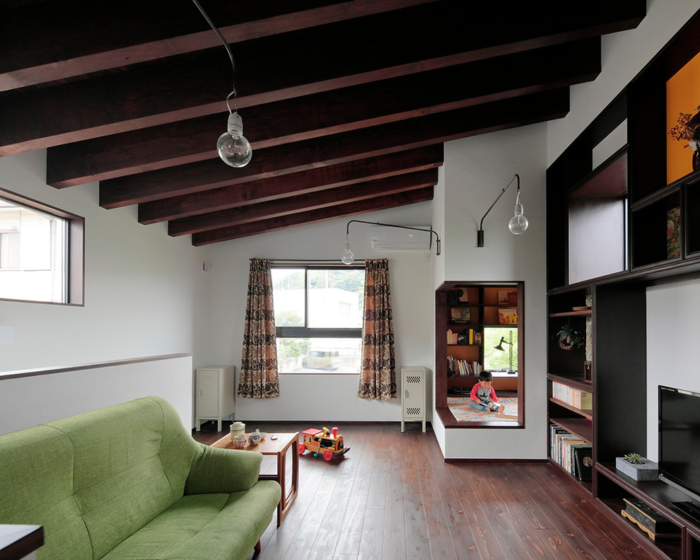 Esempio di un soggiorno minimalista di medie dimensioni e aperto con sala formale, pareti bianche, parquet scuro, nessun camino, TV autoportante e pavimento marrone